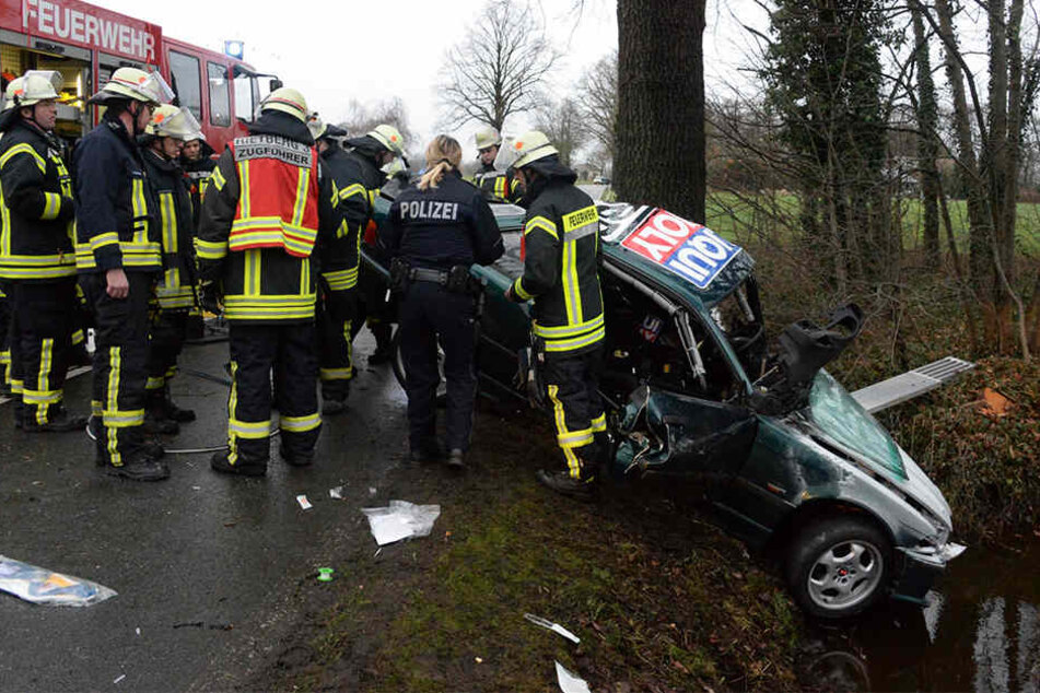 Der BMW kam in der scharfen Rechtskurve von der Straße ab und krachte gegen einen Baum.