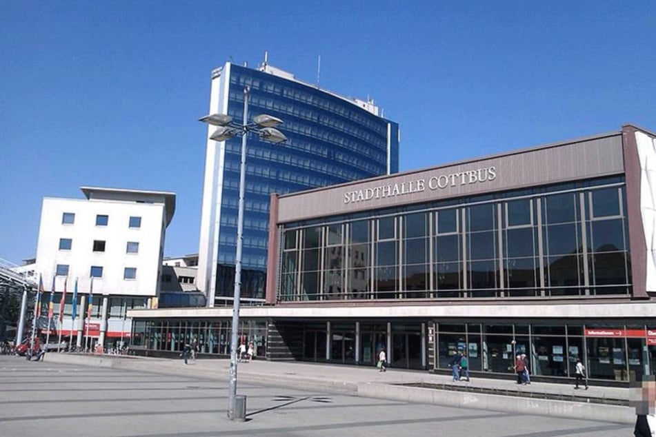 Vor der Stadthalle in Cottbus ereignete sich das Unfalldrama.