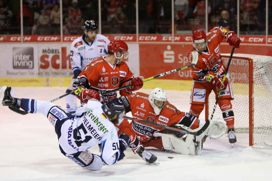 Eislöwen-Kapitän Thomas Pielmeier probierte es sogar im Fallen, aber vorm Kasten der Eispiraten war's einfach zu voll, um die Scheibe hineinzubekommen.
