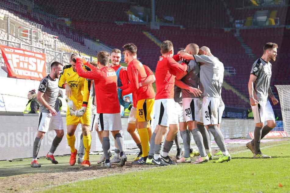 Die Zwickauer Spieler freuen sich über den späten Ausgleich und den Punktgewinn auf dem "Betze".