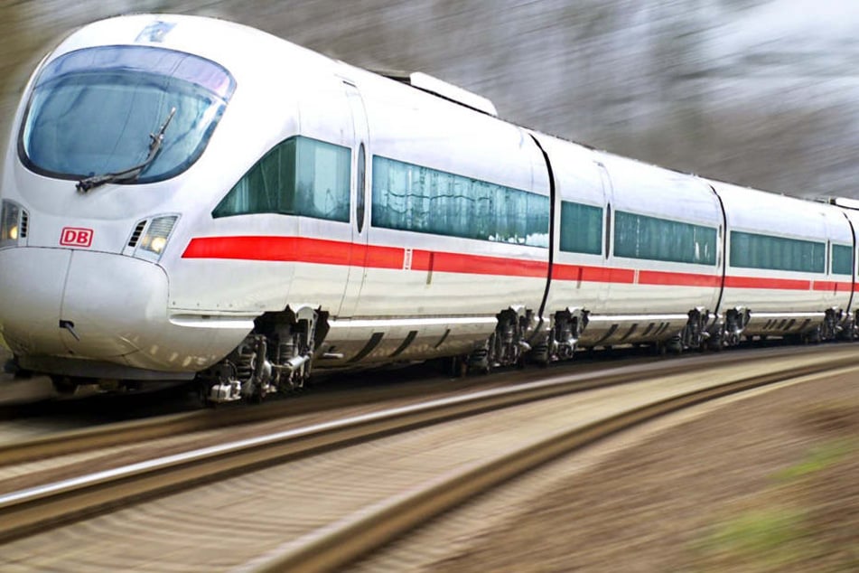 Im ICE von München nach Dortmund ging der Mann plötzlich mit dem Messer auf einen anderen Mann los.