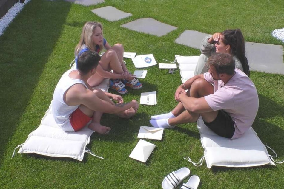 Ehrliche Antworten beim Frage-Antwort-Spiel gab es im Luxuscamp mit Joey Heindle, Theresia Behrend-Fischer, Janine Pink und Tobias Wegener.
