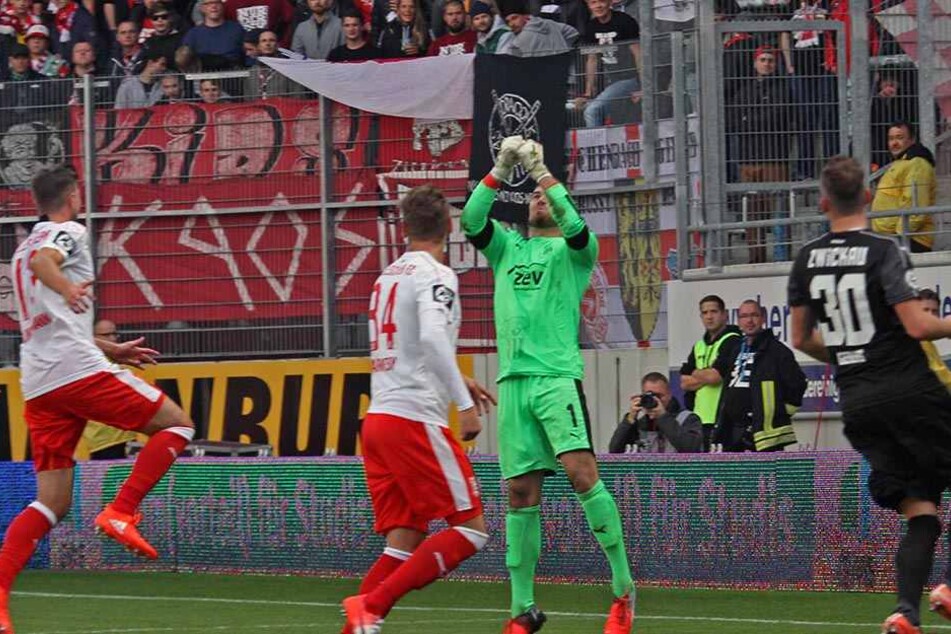 Szene vom Hinspiel im Oktober: FSV-Keeper Johannes Brinkies (r.) klärte per Faustabwehr. Zwickau unterlag in Halle knapp mit 2:3.