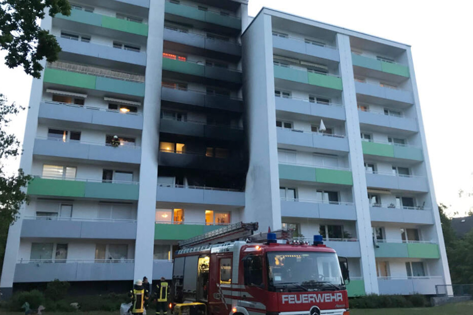 Die Fassade des achtgeschossigen Hauses in Bremen ist nach dem Brand schwarzgefärbt vom Ruß.