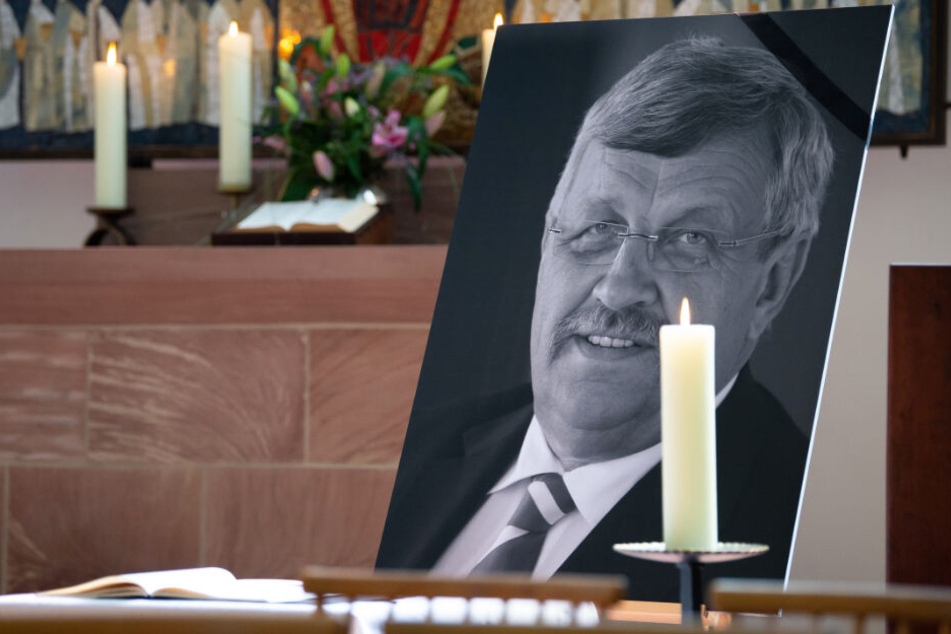 Ein Portrait von Walter Lübcke (CDU) steht bei einem Friedensgottesdienst in der Martinskirche in Kassel.