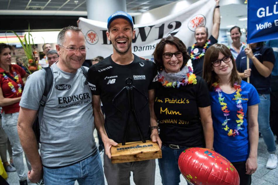 Patrick Lange zusammen mit seiner Familie (l-r): Vater Wolfgang, Patrick, Mutter Carmen und Schwester Jacqueline Lange.