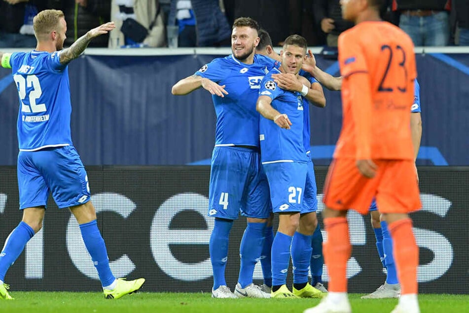 Große Freude bei den Hoffenheimern nach einem Treffer von Kramaric (Nummer 27). Kevin Vogt (links) kommt zum Gratulieren.