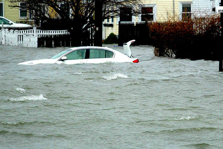 In Massachusetts Quincy: Ein Auto steht unter Wasser. Der schwere Wintersturm hält die US-Ostküste in seinem Griff.