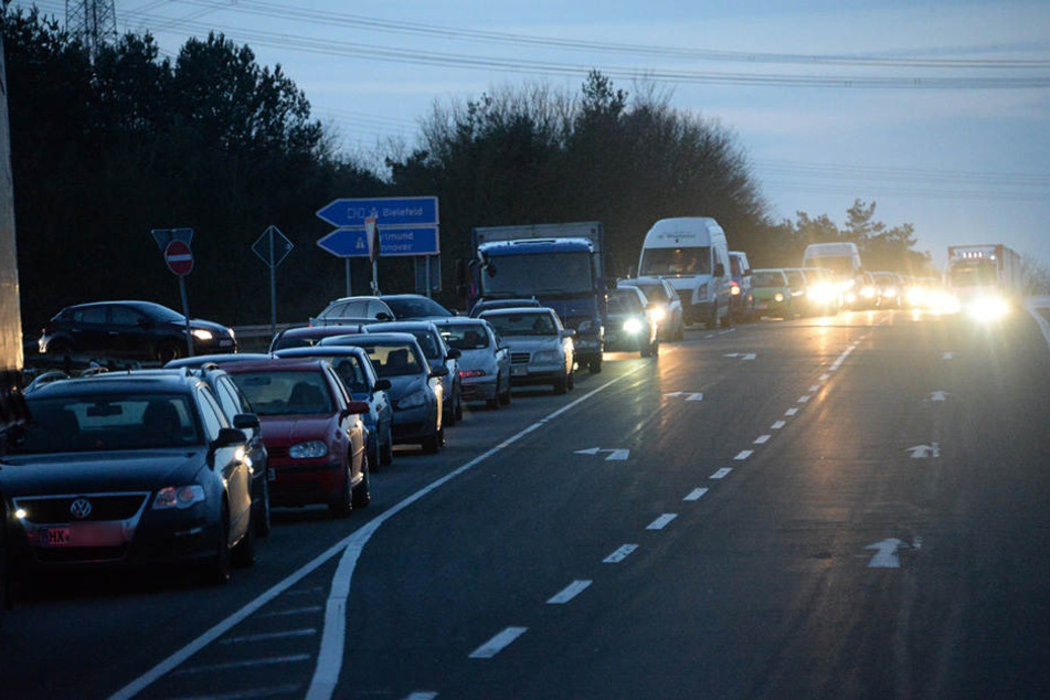 Der Verkehr staute sich, weil die Polizei die Straße komplett sperren musste.