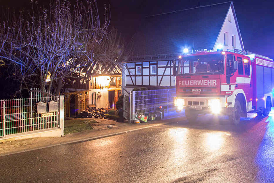 Die Feuerwehr konnte ein Übergreifen des Feuers auf ein Wohnhaus verhindern.