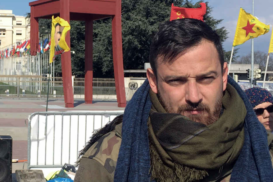 Vor dem UN-Gebäude streiken gerade Deniz Naki (28) und seine Mitstreiter.