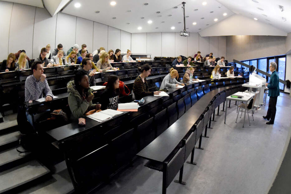 Studenten im Hörsaal dürfen nach Meinung der Uni Kiel nicht vollverschleiert sein. (Archivbild)