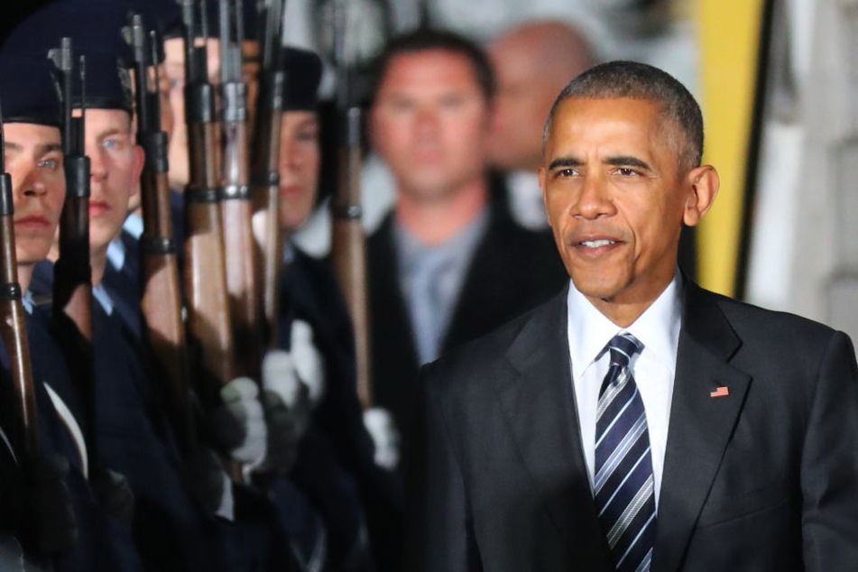 Als Obama das Flugzeug verlässt wird er von einem Ehrenspalier aus Bundeswehrsoldaten, dem US-Botschafter und Vertretern der Bundesregierung begrüßt.