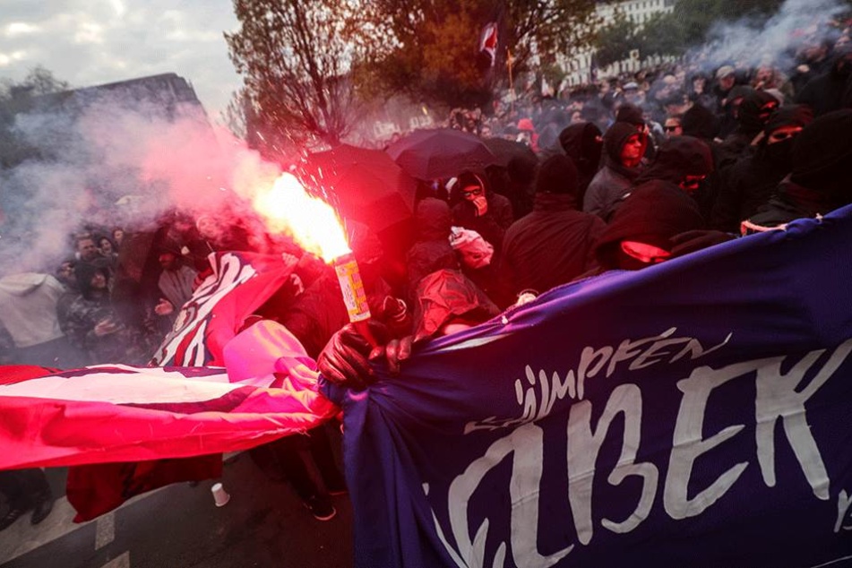 Während der revolutionären Maidemo wurde massiv Pyrotechnik abgebrannt.