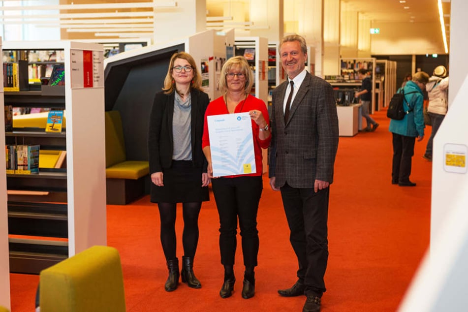 Kerstin Hemmerling (57, M.) leitet das Bibo-Team des Jahres. Flankiert von Dresdens Bibo-Chef Arend Flemming (59) und Kulturbürgermeisterin Annekatrin Klepsch (40, Linke).