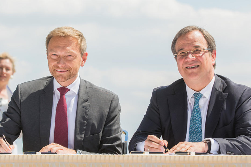 FDP.Chef Christian Lindner und NRW-CDU-Chef Armin Laschet hielten eine Verbesserung des Schul-Schwimmens im Koalitionsvertrag fest.