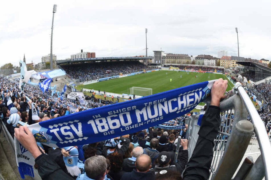 Fans des TSV 1860 München im Grünwalder Stadion.