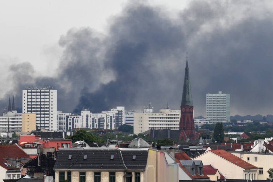 Der G20 Gipfel in Hamburg sorgte 2017 für dramatische Bilder: Hier steigt eine Rauchwolke über den Dächern der Stadt auf.