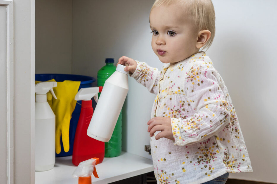 Putzmittel sollte immer außer Reichweite von Kindern stehen.