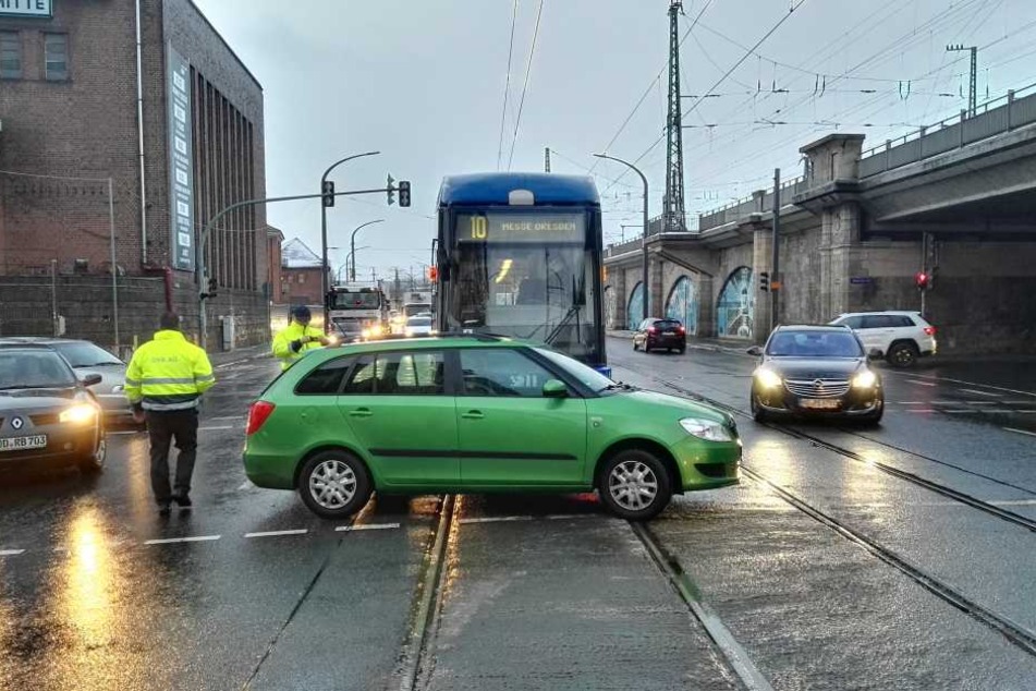 In den Morgenstunden sind an der Kreuzung Könneritzstraße/Schweriner Straße ein Skoda und eine Straßenbahn zusammengefahren.