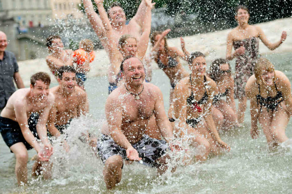 Spaß im kühlen Nass: Baden in der Isar.