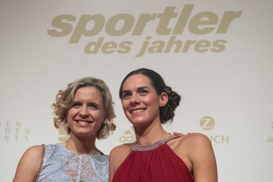 Die Olympiasiegerinnen und Weltmeisterinnen im Beachvolleyball Laura Ludwig (links) und Kira Walkenhorst sind die Sportlerinnen des Jahres 2017 in der Kategorie "Mannschaft".