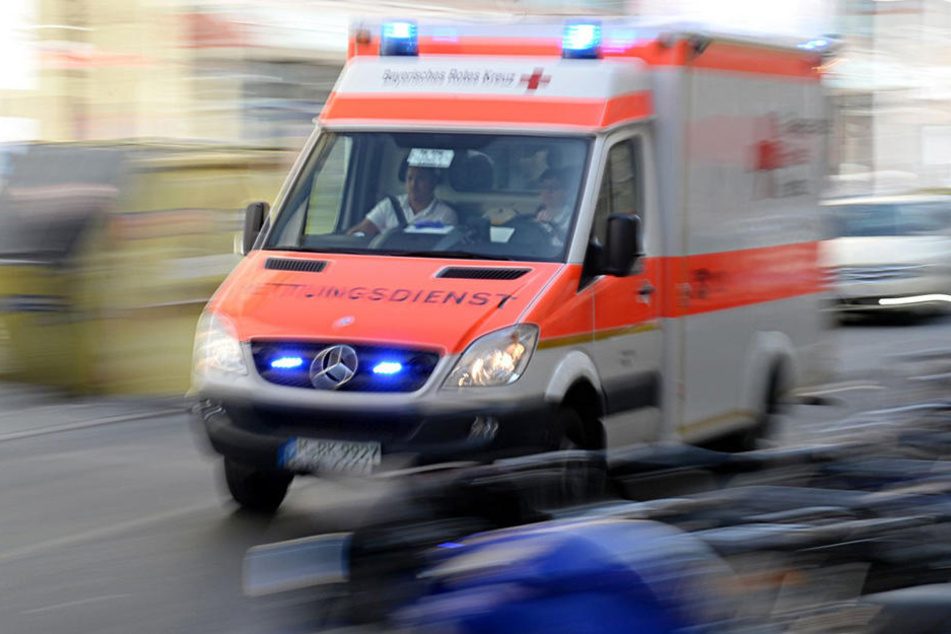 Im Erzgebirge ist ein 53-Jähriger von der Fahrbahn abgekommen und eine Böschung hinuntergerutscht.