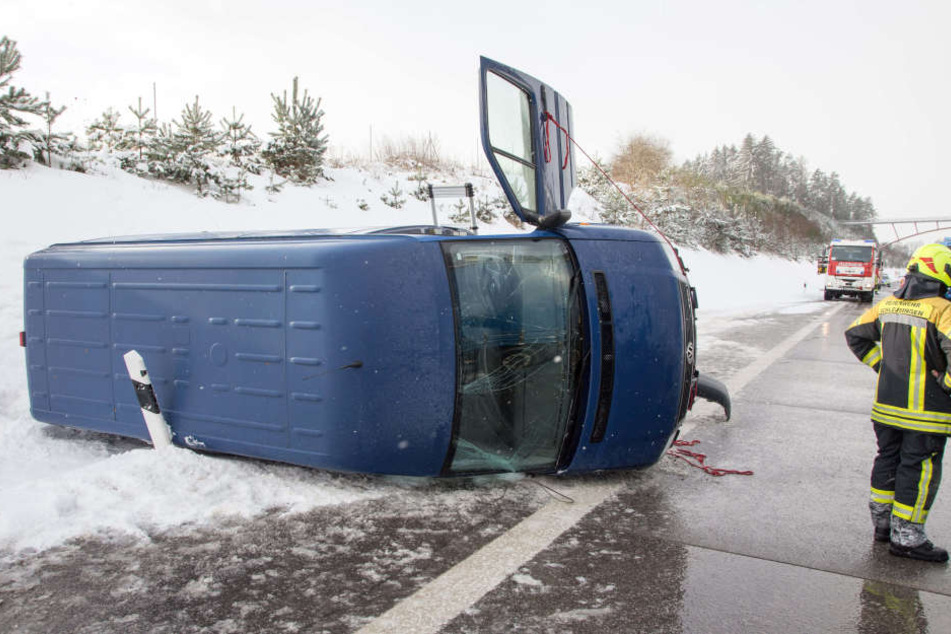 Der Transporter ist über die Autobahn geschleudert und im Straßen liegen geblieben.