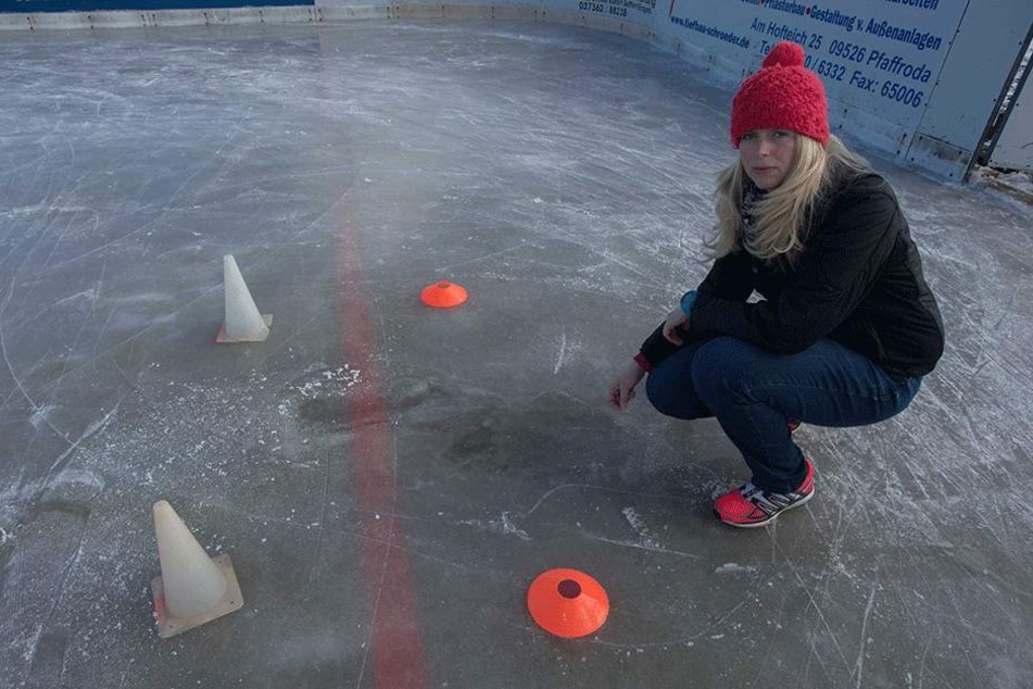 Streusalz-Anschlag auf die Eisbahn in Seiffen: Betreiberin Bettina Preußler (36) musste die Anlage sperren lassen.