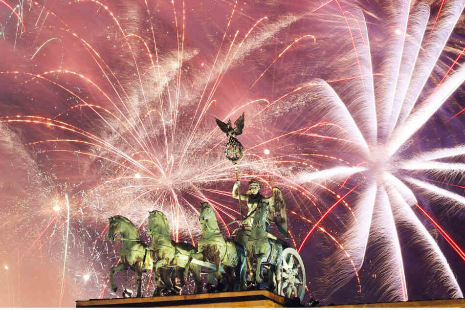 Ein Feuerwerk ist während Deutschlands größter Silvesterparty am Brandenburger Torzu sehen.(Archivbild)