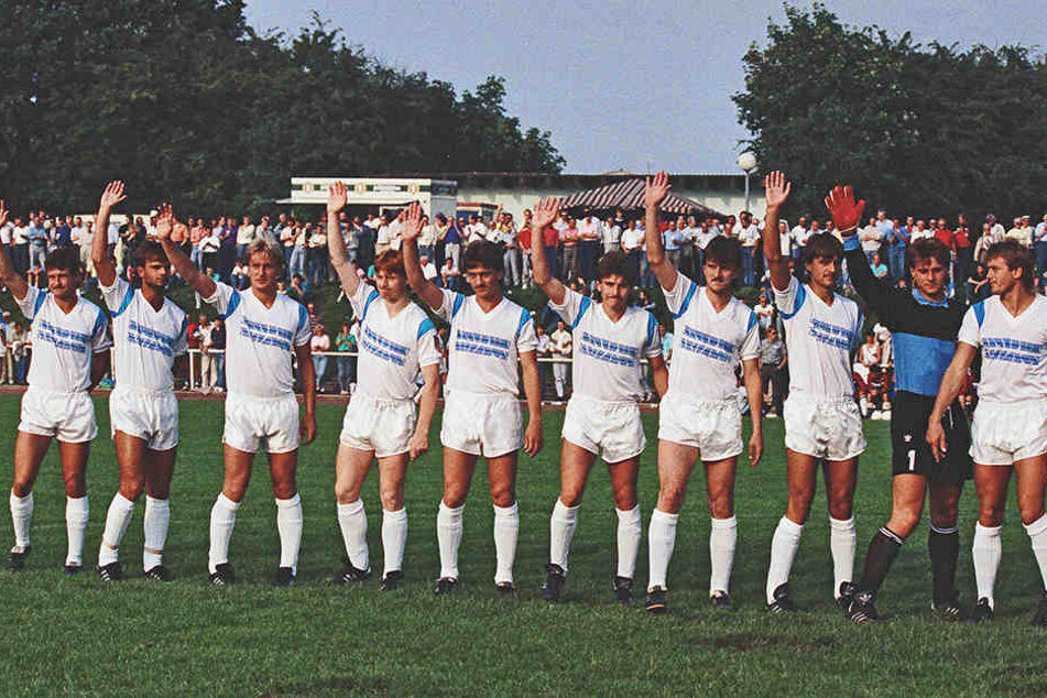 Mannschaftsfoto des damaligen FC Karl Marx Stadt vom 29. Juni 1988, aufgenommen in Fallersleben vor einem Freundschaftsspiel gegen Hannover 96: (v.l.) Matthias Birner, Udo Fankhänel, Rico Steinmann, Steffen Heidrich, Jörg Illing, Detlef Müller, Thomas Lau