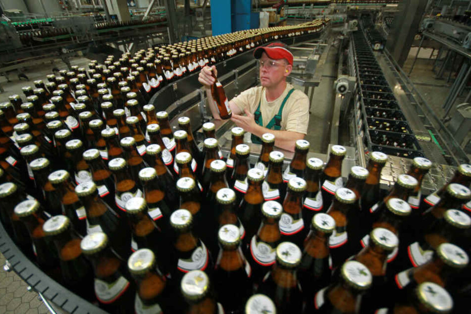 Der Konzern Anheuser-Busch Inbev will sich von seiner Biermarke Hasseröder trennen. (Archivbild)