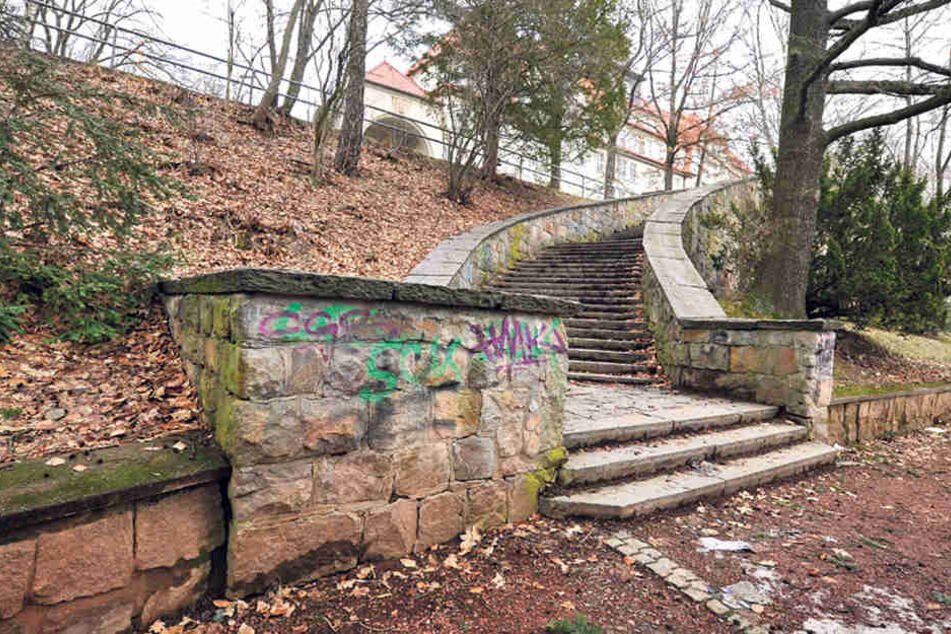 Die Mauer in Schönau bröckelt seit Jahren - Geld für eine Sanierung gibt’s trotzdem nicht.