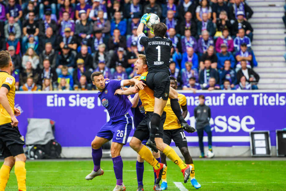 In Aue wurde Dynamo erstmals vom Videobeweis falsch korrigiert. FCE-Keeper Martin Männel (v.) ließ den Ball fallen, Moussa Koné schob zum 2:3 ein. Der Treffer wurde gegeben, dann per Videobeweis zurückgenommen. Marco Hartmann (M.) habe den Keeper bedrängt