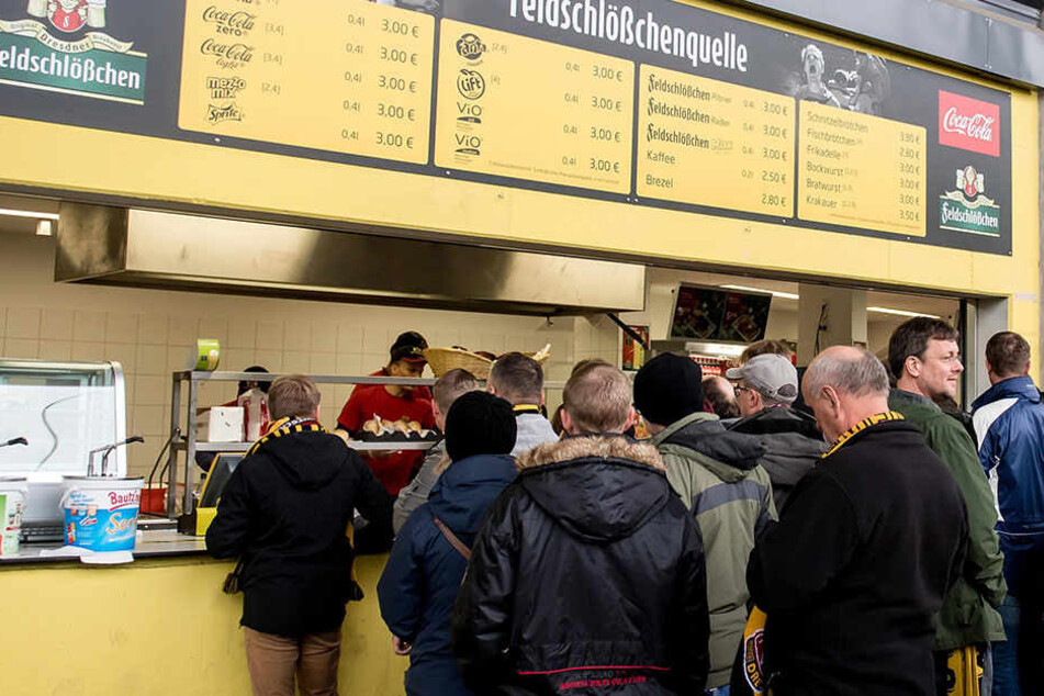 Nur Bares ist Wahres! Gegen Bielefeld und bei allen anderen Veranstaltungen im Sommer nehmen die Kioske im DDV-Stadion bloß noch Bargeld an.