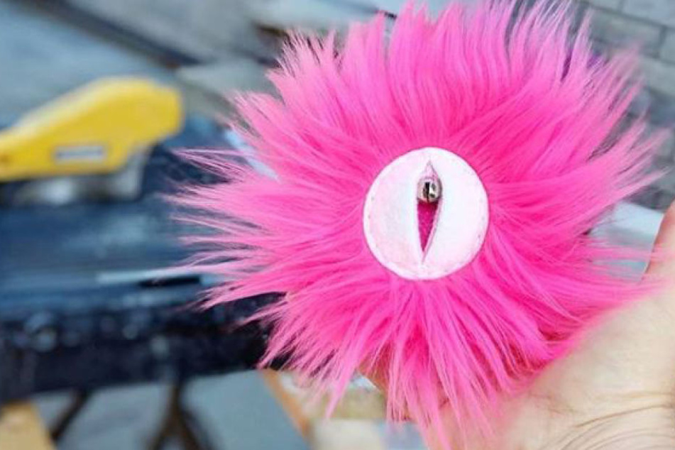 Kanadische Designerin bastelt Weihnachtsschmuck in Vulvaform aus Filz.