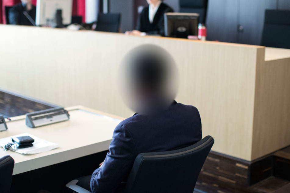 Wegen unerlaubter Einfuhr von Rohdiamanten muss der Angeklagte jetzt 1.200 Euro Strafe zahlen.