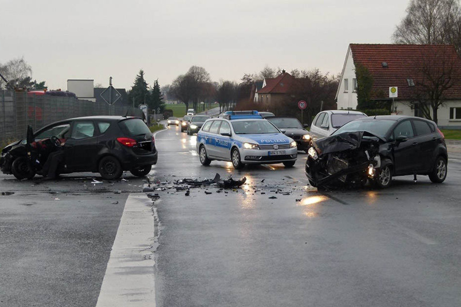 Die beiden Autos waren nach dem heftigen Zusammenstoß nicht mehr fahrbereit.