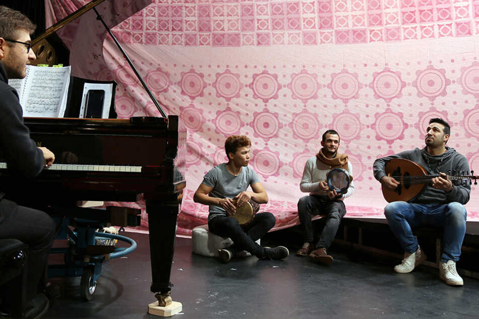 Die Musiker Mahdi Hussaini (l-r), Ghandi Aljrf und Basel Alkatrib proben im Malsaal des Theaters Plauen-Zwickau in Plauen (Sachsen) für das Stück "Der Barbier von Bagdad".