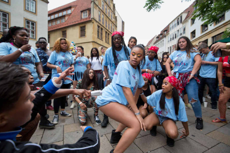 Heiße Rhythmen und sexy Tänze locken Besucher an.