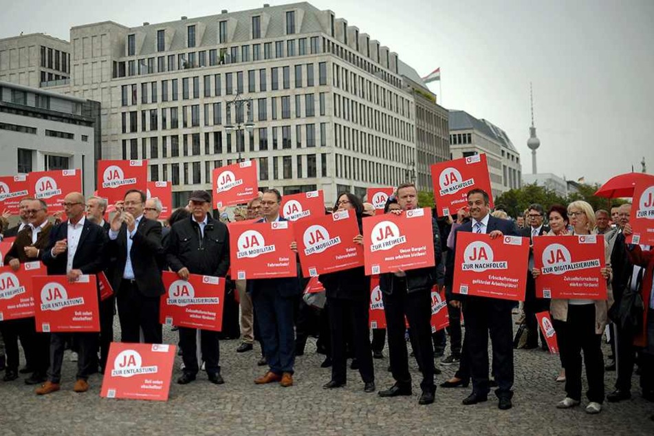 Demonstranten stehen am 08. September vor dem Brandenburger Tor in Berlin bei der Aktion "Mittelstand - Melkkuh der Politik".