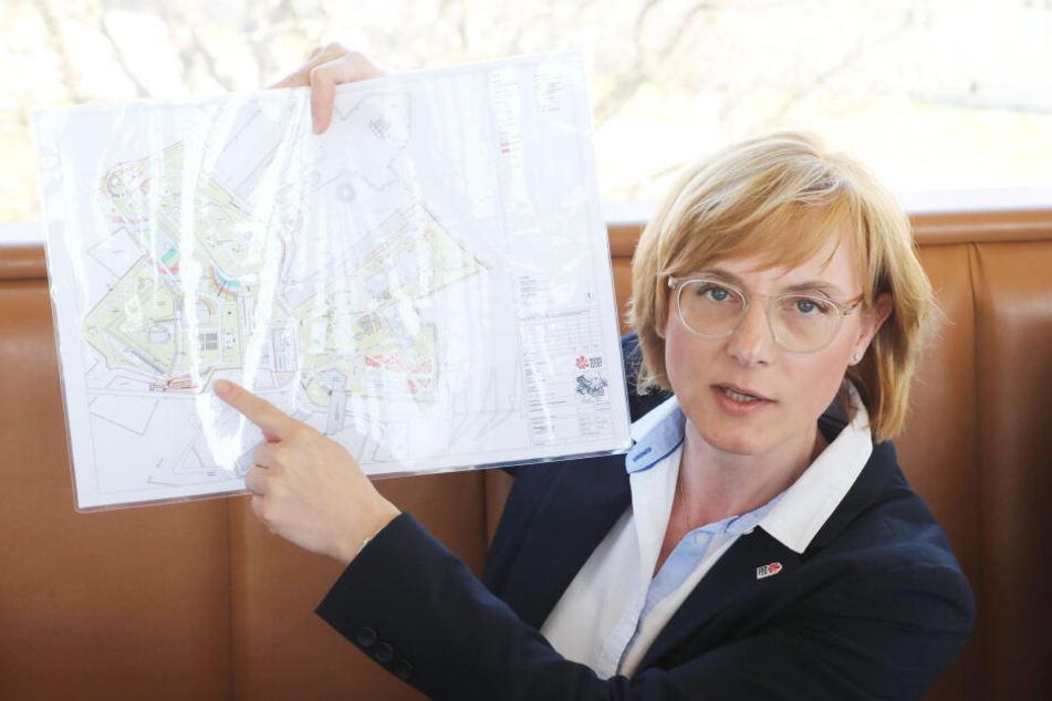 Kathrin Weiß, Geschäftsführerin der Bundesgartenschau mit den Umbauplänen für Erfurt.