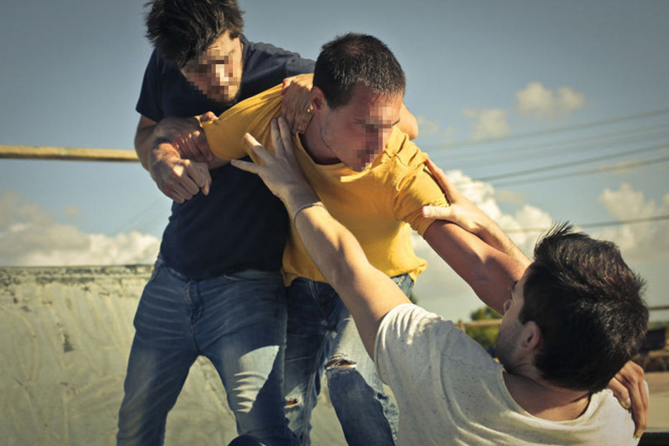 Eine ganze Männergruppe schlug und trat den 24-Jährigen. (Symbolbild)