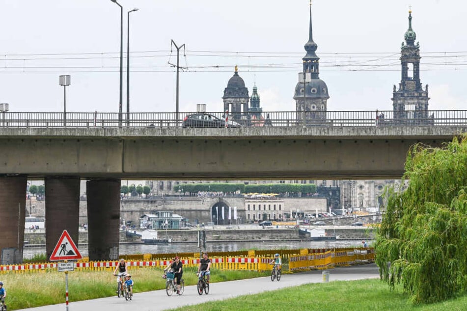 Wegen Bröckelgefahr sind Teile der Elbwiesen unterhalb der Brücke bereits abgesperrt.