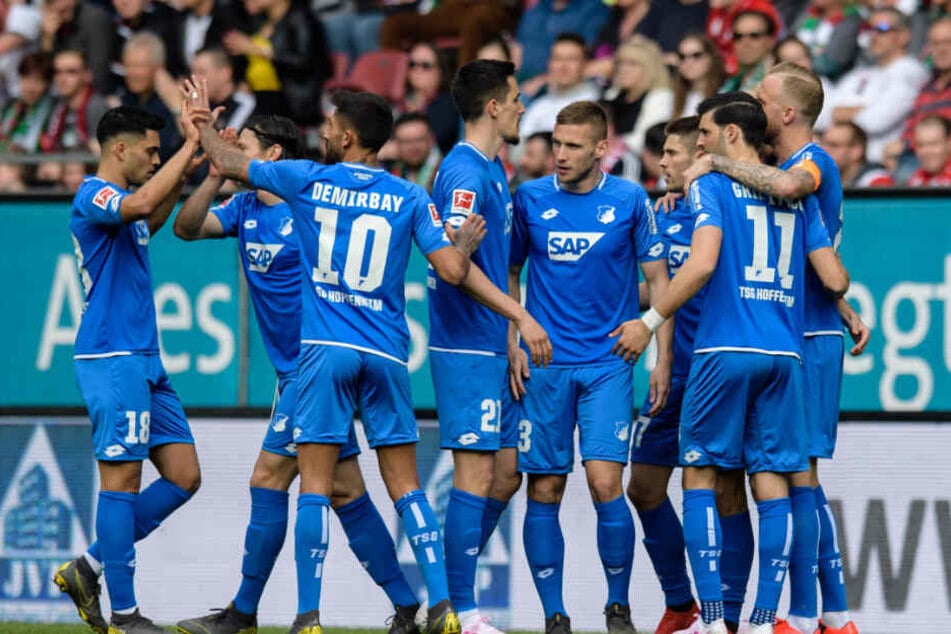 Die Hoffenheimer bejubeln den 1:0-Führungstreffer von Andrej Kramarić (Dritter von rechts) in der 5. Spielminute.