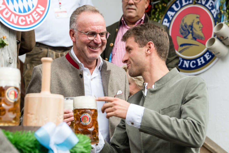 Karl-Heinz Rummenigge (l), Vorstandschef vom FC Bayern, und Spieler Thomas Müller bei einem Besuch auf dem Oktoberfest.