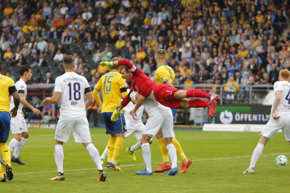 Autsch! FCE-Keeper Martin Männel fliegt nach einer Ecke am Ball vorbei und
landet unsanft.