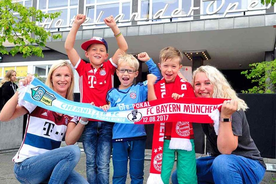 Claudia Geringswald (24), Max (8), Arvid (6), Arne (7) und Sabrina Uhlig (26) warteten gestern fünf Stunden lang auf ihre Idole vorm „Hotel an der Oper“.