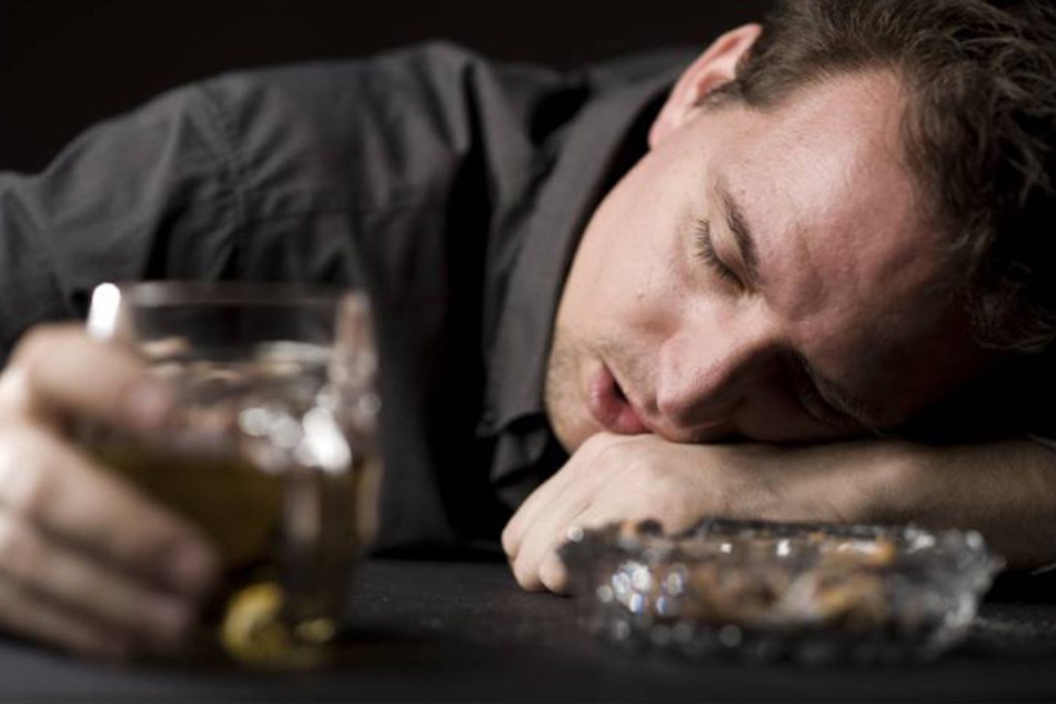 Zu Lebzeiten machte der Alkoholiker-Vater seiner Familie das Leben schwer. (Symbolbild).