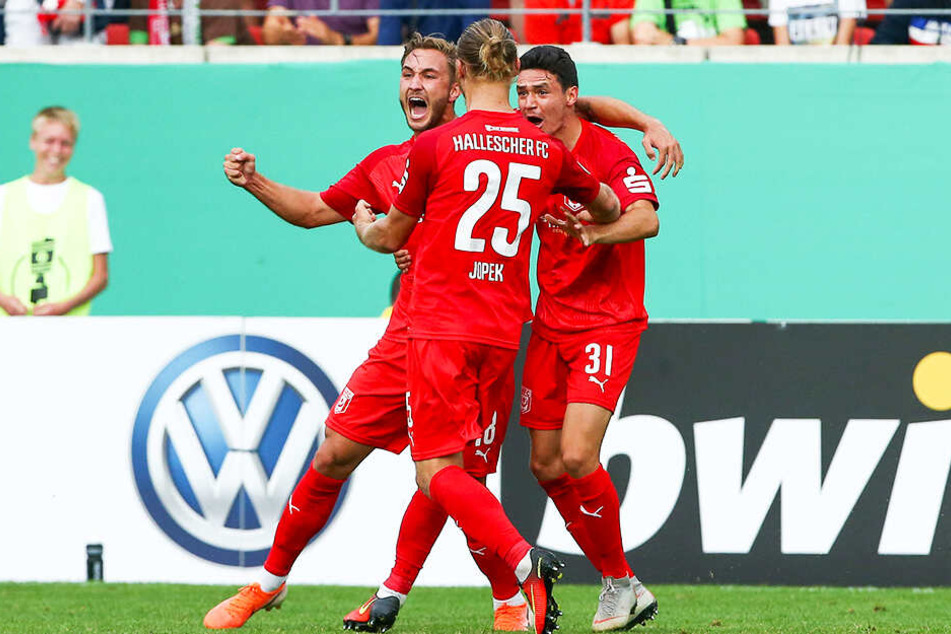 Halles Felix Drinkuth (l.) rastete nach seinem Distanzknaller zum 1:0 richtig aus und feierte das Tor mit seinen Teamkollegen.